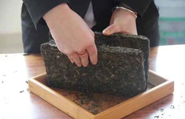 2022年怎么撬普洱茶磚？