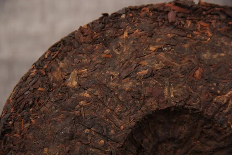 如何判斷普洱茶是否發(fā)霉？發(fā)霉的普洱茶應(yīng)該怎么處理？