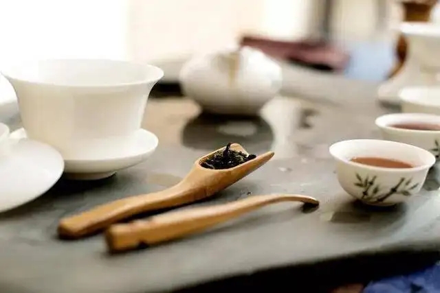 為什么有時(shí)喝茶嗓子會(huì)發(fā)干？