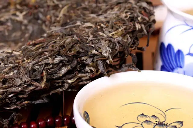 喝普洱茶，生茶和熟茶哪個(gè)更適合你？